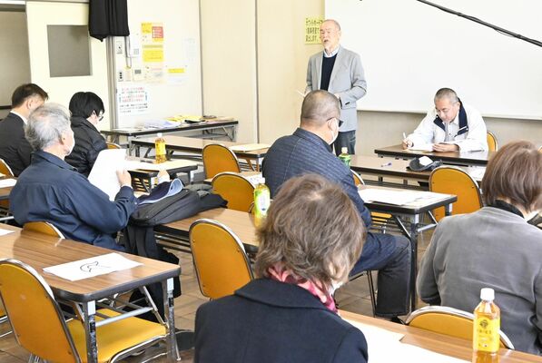 解散を宣言し、40年間続いた活動に終止符を打ったピースうつのみや＝24日午前、宇都宮市中央１丁目