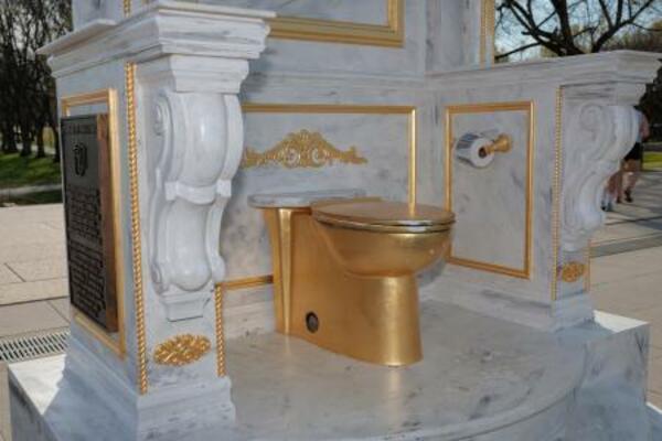 　米ワシントンのリンカーン記念堂近くの広場に設置された金色の便器＝３月３１日（ゲッティ＝共同）