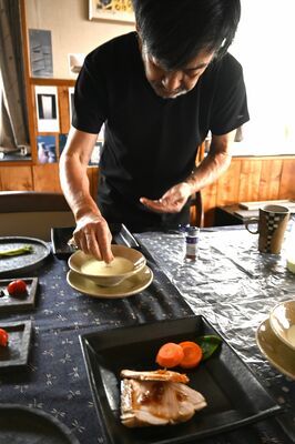 自作の陶器を使った盛り付けを披露する和田さん