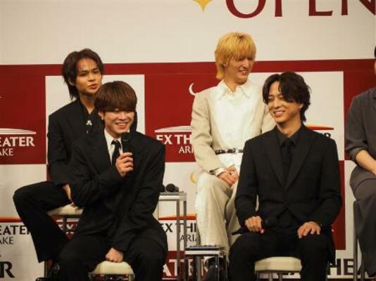 発表会に登場した（前列左から）大橋和也、寺西拓人、（後列左から）上田竜也、川島如恵留＝２５日、東京都江東区