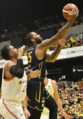 第1クオーター5分、ブレックスのニュービルがファウルを受けながらシュートを決める=日環アリーナ栃木