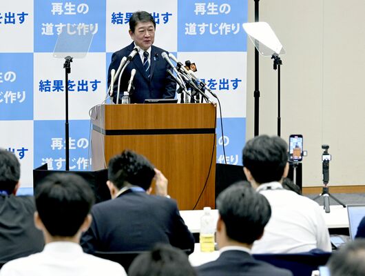 会見で記者からの質問に答える茂木氏＝10日午後３時40分、衆院第２議員会館