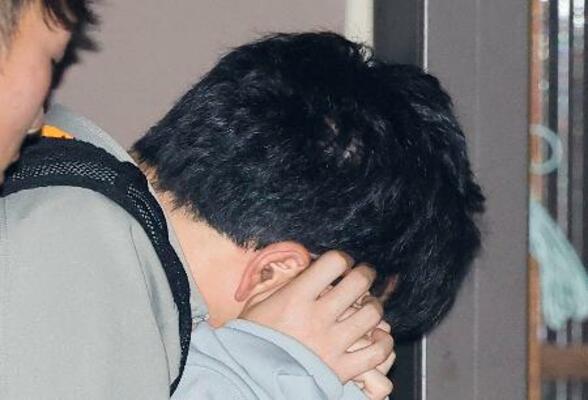 名古屋・港署に移送された甲斐海月容疑者=7日午前0時4分