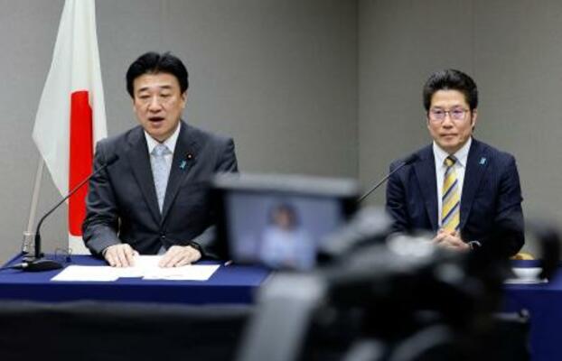 オンライン形式で開かれた拉致問題に関する国連シンポジウムで発言する木原官房長官。右は拉致被害者家族会代表の横田拓也さん=24日夜、東京都千代田区