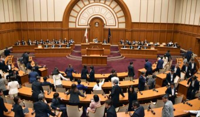 会期延長を議決した大阪市議会=29日午後