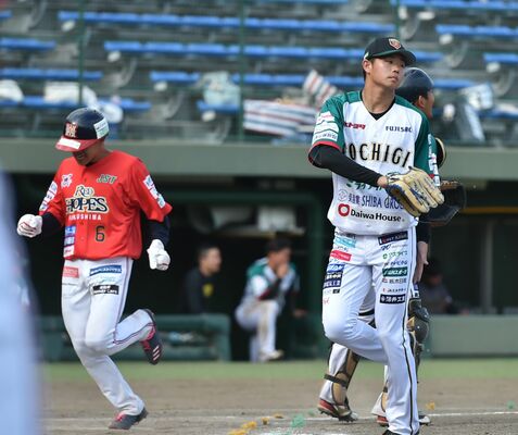 ８回、７点目のホームインを許し、肩を落とす栃木ＧＢの３番手堀岡（右）＝エイジェックスタジアム