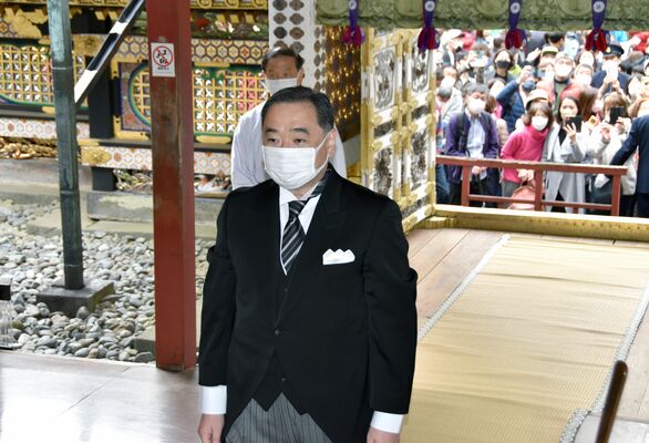 日光東照宮の本社に入る家広さん