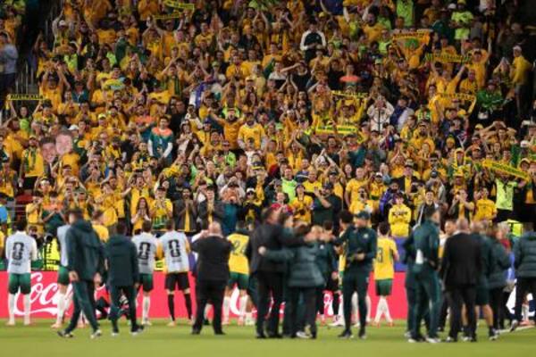 　パラグアイと引き分けて決勝トーナメント進出が決まり、喜ぶオーストラリアサポーター＝サンフランシスコ（ゲッティ＝共同）