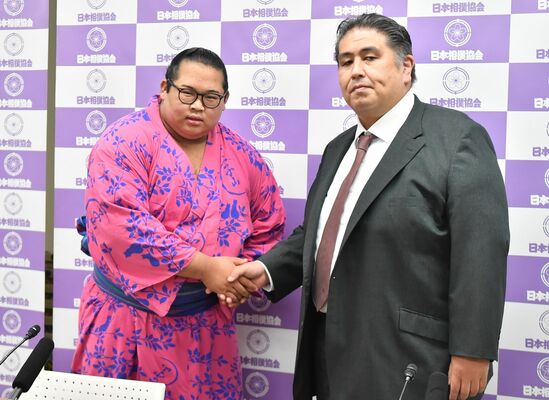 会見後に二子山親方（右）と握手を交わす生田目＝両国国技館
