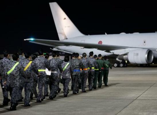 　イラン周辺国の邦人退避に備え、航空自衛隊のＫＣ７６７空中給油輸送機でモルディブへ向かう隊員ら＝８日午前２時２２分、愛知県の空自小牧基地