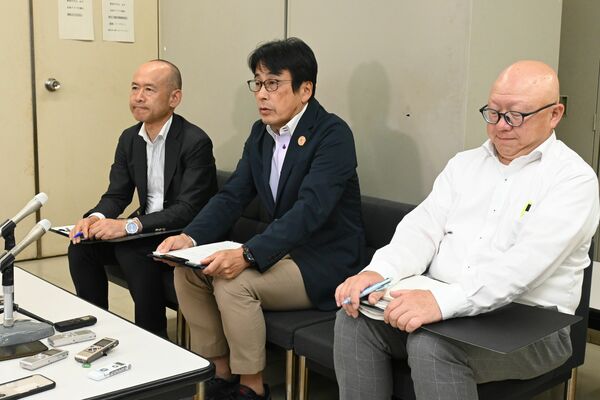 会議後、取材に応じる矢野建設部長（中央）ら同部幹部ら＝29日午後６時５分、宇都宮市政記者クラブ