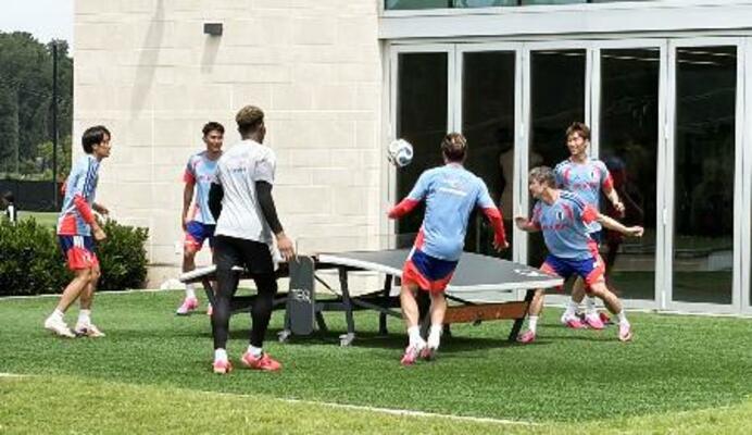 テックボールを楽しむサッカーW杯日本代表のメンバー=6月、ナッシュビル近郊(共同)