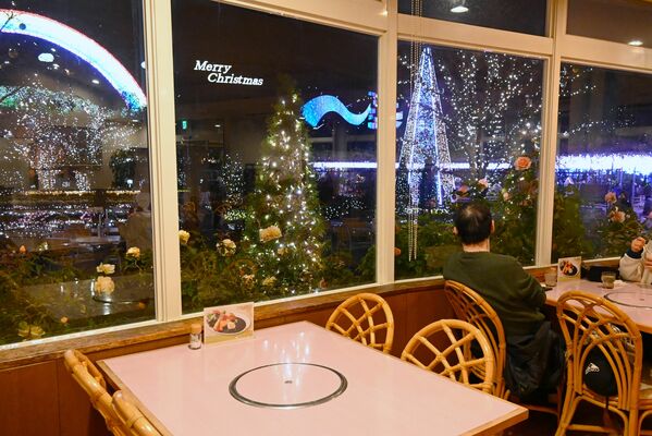 店内から見えるイルミネーション