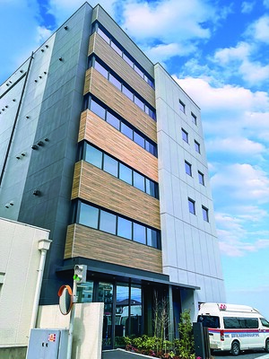 新たに完成した3号館の外観(TBC学院宇都宮本校提供)