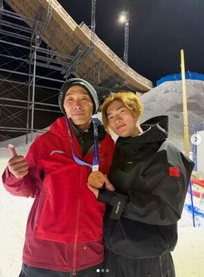 　スノーボード男子の中国代表、蘇翊鳴が投稿した佐藤康弘コーチ（左）とのツーショット写真。銅メダルを首にかけてコーチの誕生日を祝った（蘇のインスタグラムから、共同）