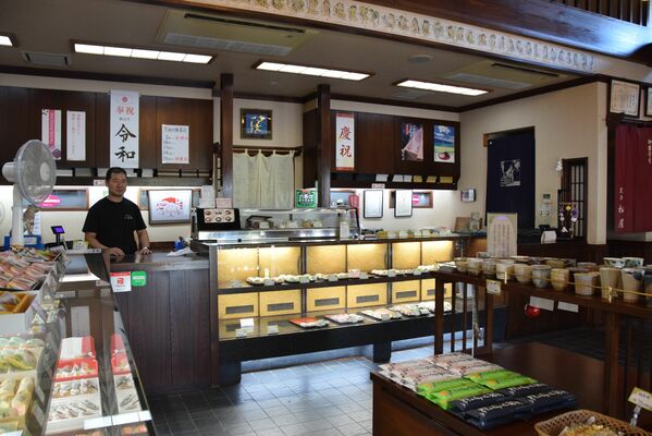 まんじゅうなどの和菓子を売る店内