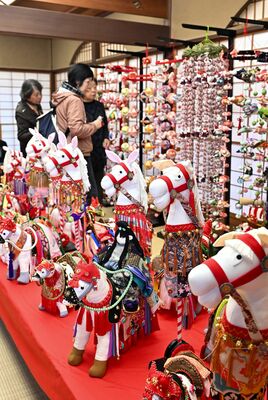 掬翠園に展示された古布のひな飾り
