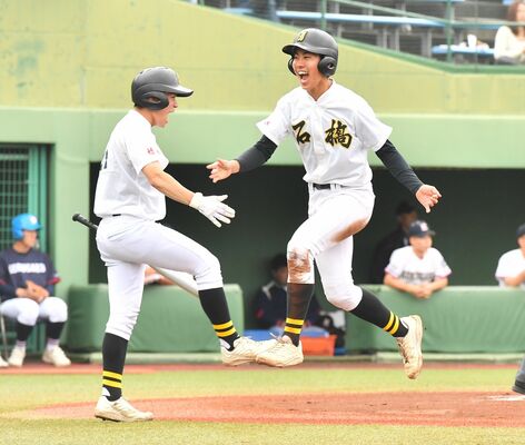 １回、石橋の日比（右）が川津の適時打で生還し仲間と喜ぶ＝清原球場、伊藤慧撮影