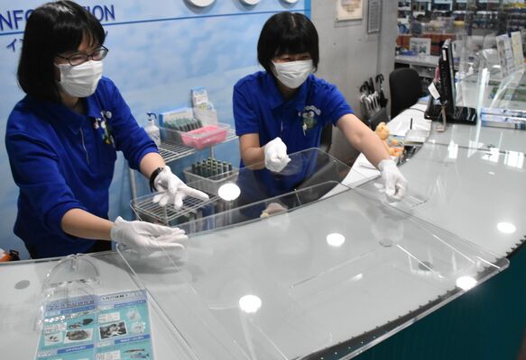 スタッフによって撤去されるアクリル板＝８日午後５時10分、大田原市佐良土の県なかがわ水遊園