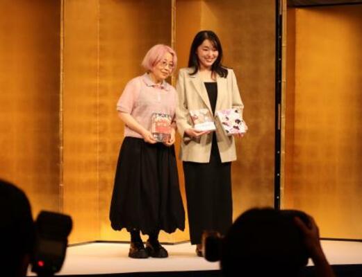 直木賞に決まった朝倉かすみさん(左)と、芥川賞に決まった小砂川チトさん=7月15日夜、東京都内