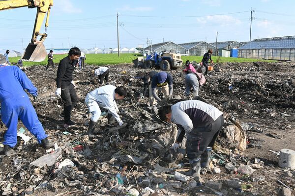 ごみの撤去に取り組む地元住民