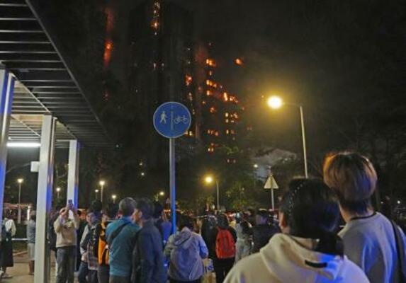 大規模な火災が起きた香港北部・新界地区大埔の高層住宅群=26日(共同)