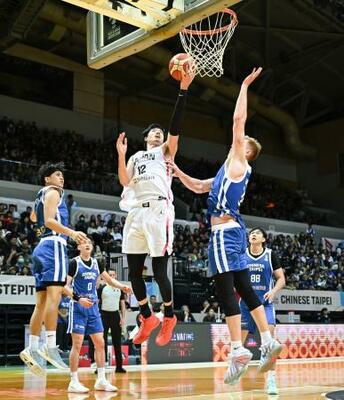 バスケットボール男子W杯アジア1次予選の台湾戦で、シュートを放つ渡辺雄=新北(ゲッティ=共同)