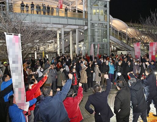 候補者らと気勢を上げる支持者たち=27日午後7時50分、小山市内(画像は一部加工しています)