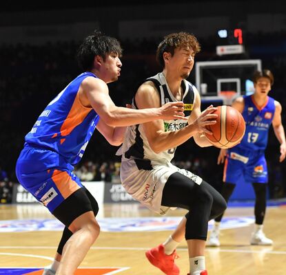 第２クオーター10分、激しいマークを受けるブレックスの比江島（右）＝水戸市のアダストリアみとアリーナ、湯田大士撮影