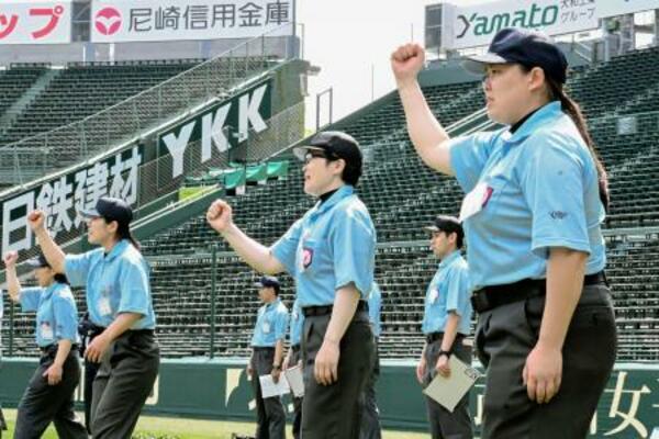甲子園球場で行われた全国審判講習会に参加した女性審判員の岩男香澄さん(右端)ら=4日、兵庫県西宮市
