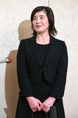 　内館牧子さんのお別れの会に参列し、取材に応じる俳優の石田ひかりさん＝５日午前、東京都内のホテル