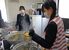 麺を湯切りする高校生ら