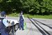 病院職員がクマに襲われた現場付近（写真奥）で警戒する日光署員＝１日午後３時50分、日光市足尾町砂畑