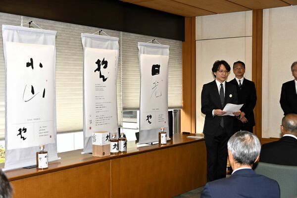 日光東照宮への献上祭前にブランド「哲-TETSU-」について説明する西堀哲也専務=7月、日光市