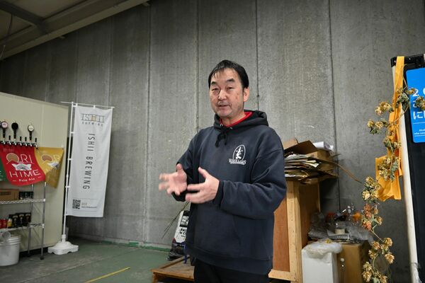 ＩＳＨＩＩ　ＢＲＥＷＩＮＧが目指すビール造りの考え方を語る石井さん＝足利市