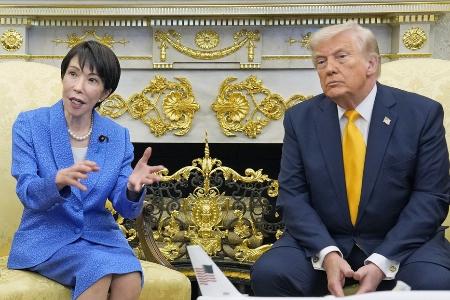 　米ホワイトハウスでトランプ大統領（右）と首脳会談に臨み、記者団の質問に答える高市早苗首相。ファーストネームで呼び「世界中に平和をもたらせるのはドナルドだけだと思っています」と発言＝３月19日、ワシントン（共同）