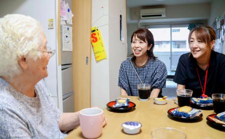 　宮城県南三陸町の災害公営住宅の住人渡辺たか子さん（手前）を訪れた、町社会福祉協議会の（右から）佐藤直美さん、高橋吏佳事務局長＝４日