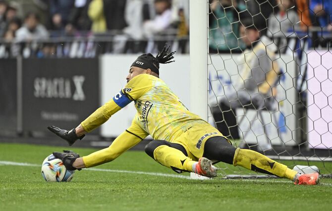 ＰＫ戦で栃木シティのＧＫ相澤が４本目を止め、勝利を決める＝ＣＦＳ、森田大地撮影