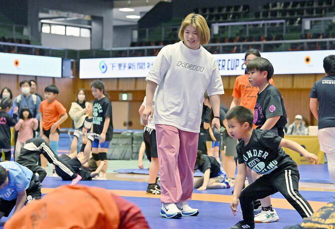 レスリング体験教室で子どもたちのトレーニングを見守る鏡選手（中央）＝21日午後５時５分、宇都宮市元今泉５丁目
