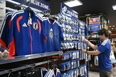 サッカーW杯開幕 「歴代最強」に栃木県内でも期待高まる グッズや書籍売…