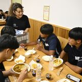 矢板で「おかえり食堂」　矢板中央高サッカー部員らを招待　コメ高騰の中、お土産も