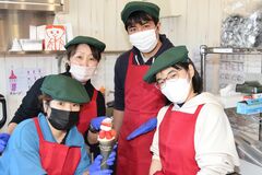 小山・いちごの里にクレープ店　障害者主体、開店初日から人気