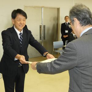 宇都宮市選管が証書付与式　市長選６選の佐藤氏陣営へ