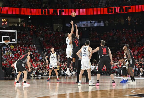 Ｂリーグ開幕戦を戦うブレックスの選手たち＝３日夜、東京都江東区のトヨタアリーナ東京
