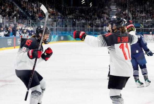 　日本―フランス　第２ピリオド、先制ゴールを決め喜ぶ浮田（左）＝ミラノ（共同）