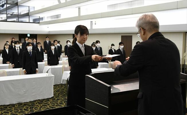 内定通知書を受け取る栃銀の内定者＝２日午前、宇都宮市内