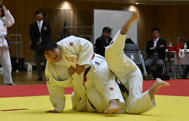 女子団体決勝　足短大付の大将高橋が払い巻き込みで一本を奪い優勝を決める＝ユウケイ武道館、加藤竜矢撮影
