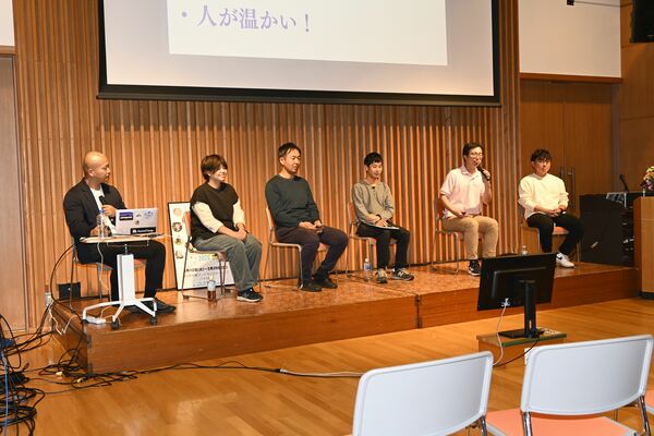 活動などを報告する地域おこし協力隊員