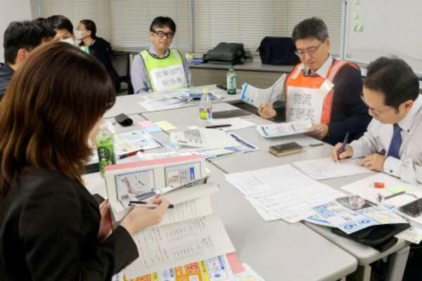南海トラフ巨大地震発生時の代替輸送に、日本海側の港を使用すると想定した図上訓練=19日午後、名古屋市