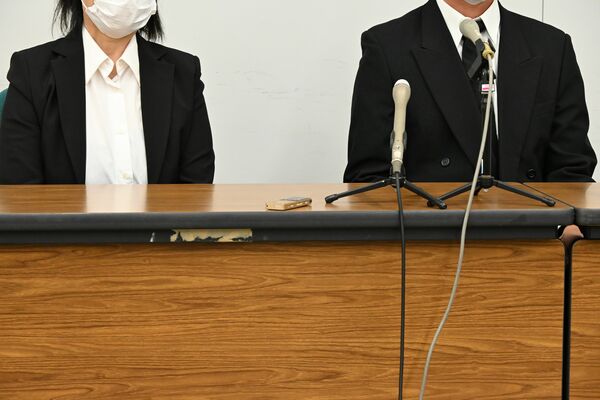 判決を受けて記者会見する男性の遺族＝13日午後、県庁記者クラブ